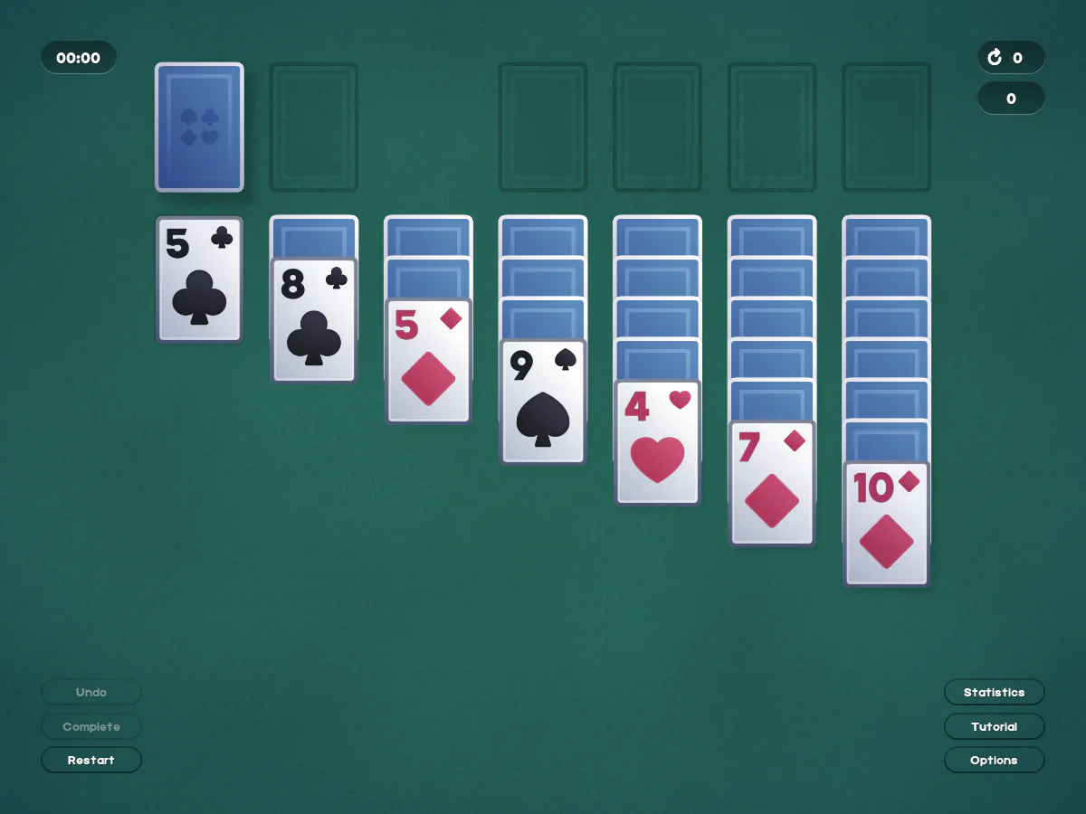 Kenney Solitaireの緑のテーブルに山札、4つの組札枠、7列の場札が並び、表向きと裏向きのカードが表示されたゲーム開始直後の画面
